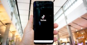 Lee más sobre el artículo ¿La Unión Europea contra TikTok? Ursula von der Leyen ‘coquetea’ con su bloqueo total