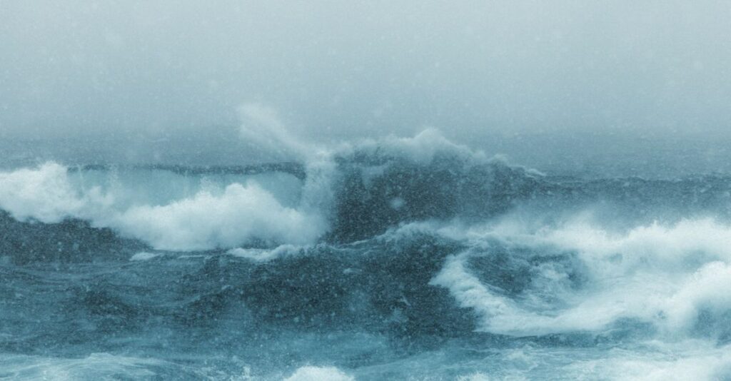 Olas fuertes en tormenta