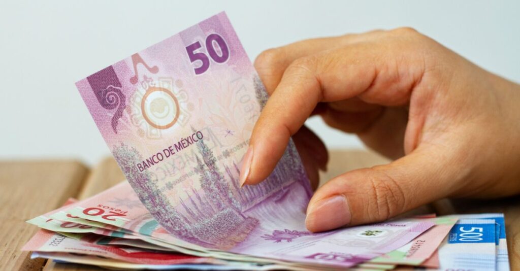 Lee más sobre el artículo Peso mexicano cae frente al dólar: Amenazas de aranceles de Trump golpean a la moneda azteca