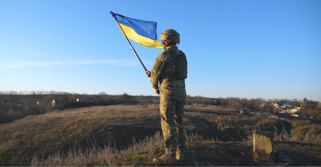 Militar con bandera de Ucrania