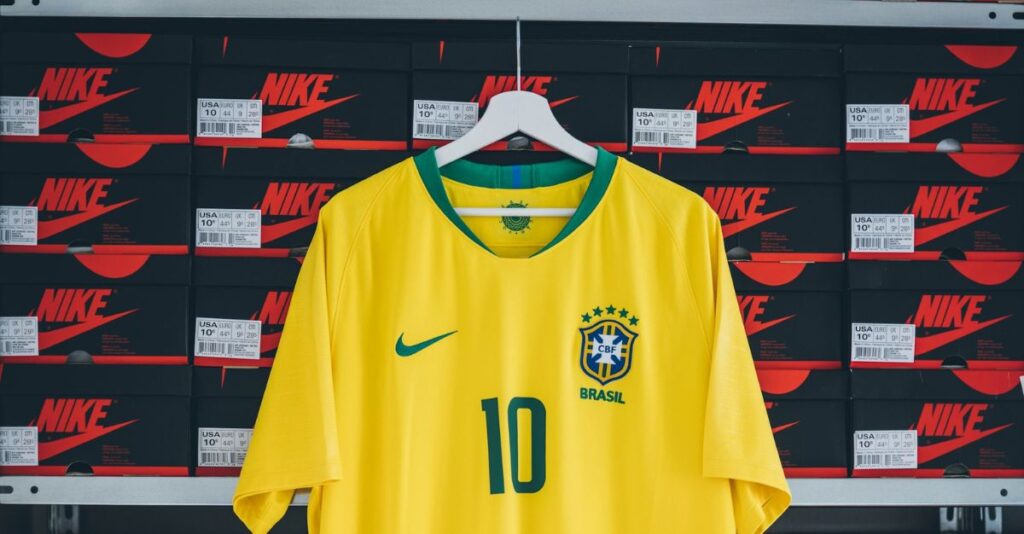 Lee más sobre el artículo ¿Cómo afectan los aranceles al merchandising de China para Mundial 2026?