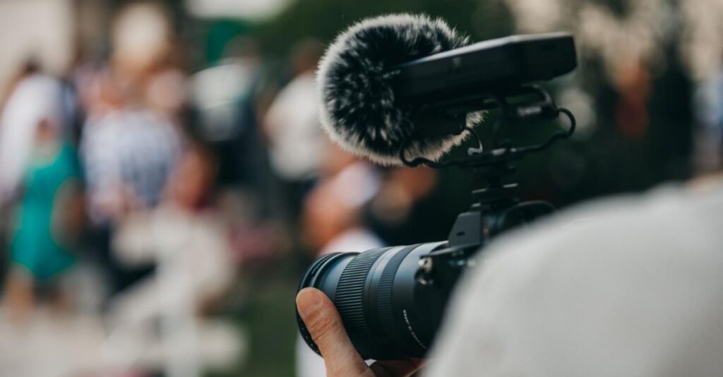 Camarógrafo con micrófono ambiental