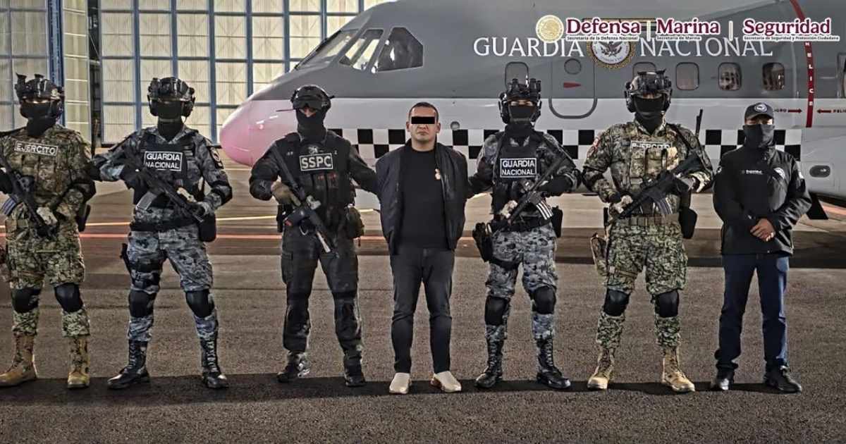 Imagen sensible que muestra al criminal El Tanque detenido por las autoridades de México
